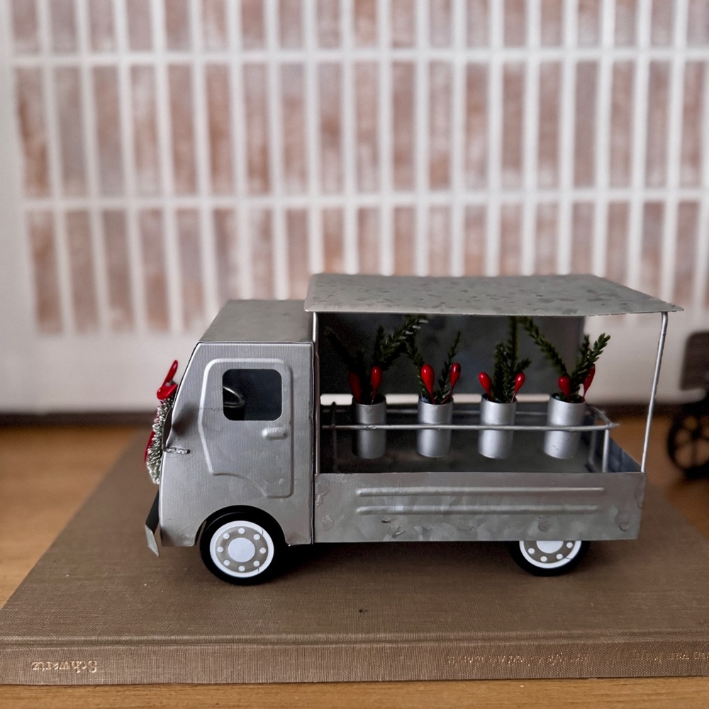 4.5" Decorative Metal Market Van Figure - Wondershop